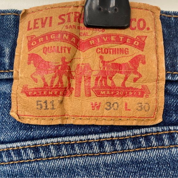 Plain thrifted Levi 511 Jeans. ( W30 L30) navy blue with a light wash. - Picture 3 of 3